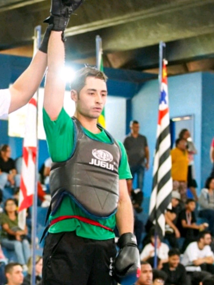 Lutador em evento de artes marciais, com o braço erguido